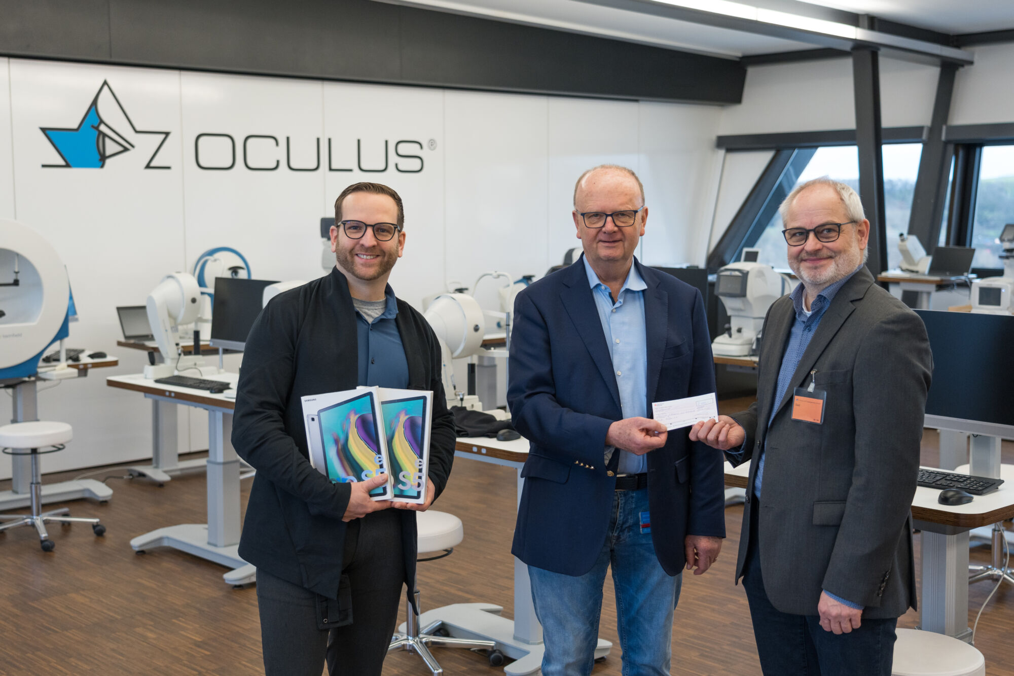 Spendenübergabe der OCULUS Geschäftsführer an den Vorsitzenden des „Elternvereins für leukämie- und krebskranke Kinder Gießen“