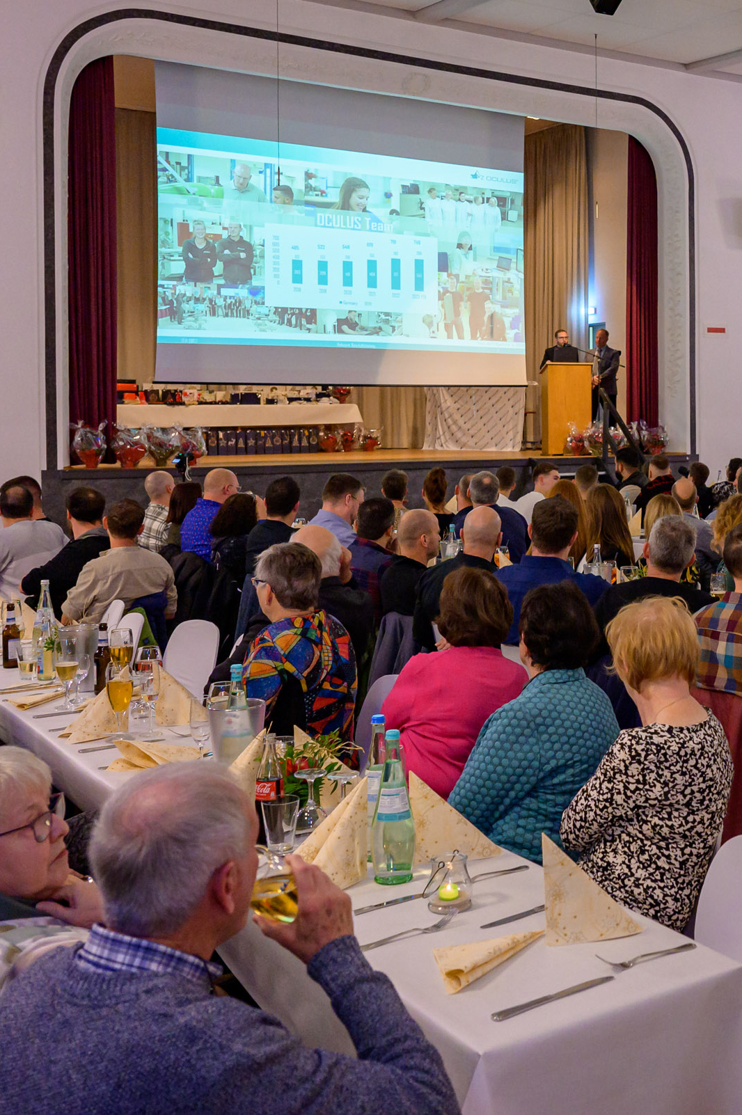 Bühne mit Redner und viele Zuhörer