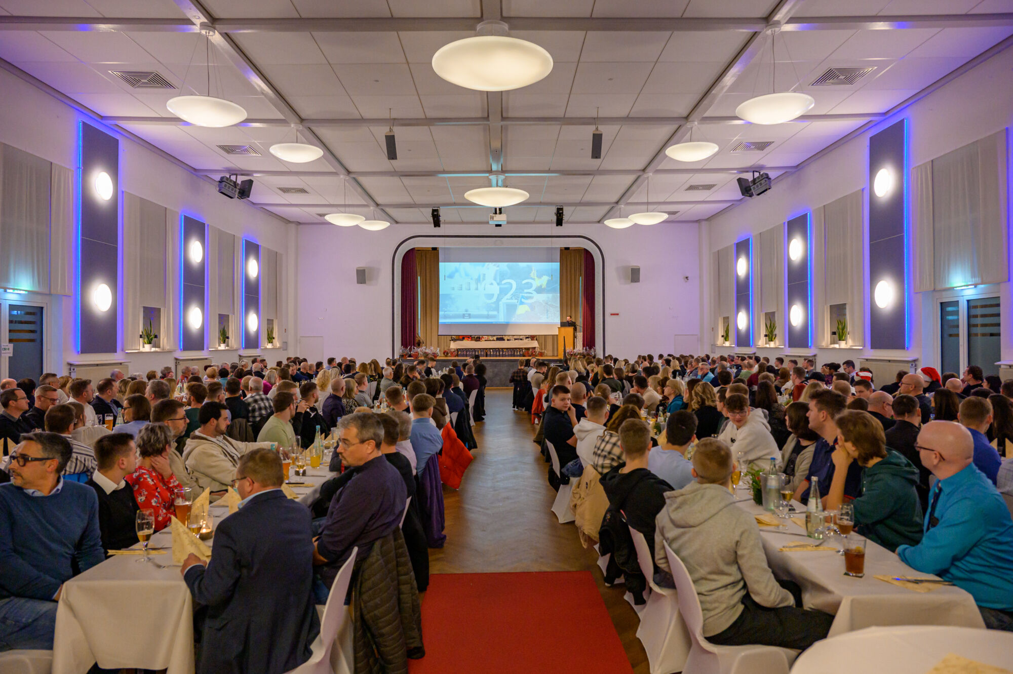 Saal voller Mitarbeiter