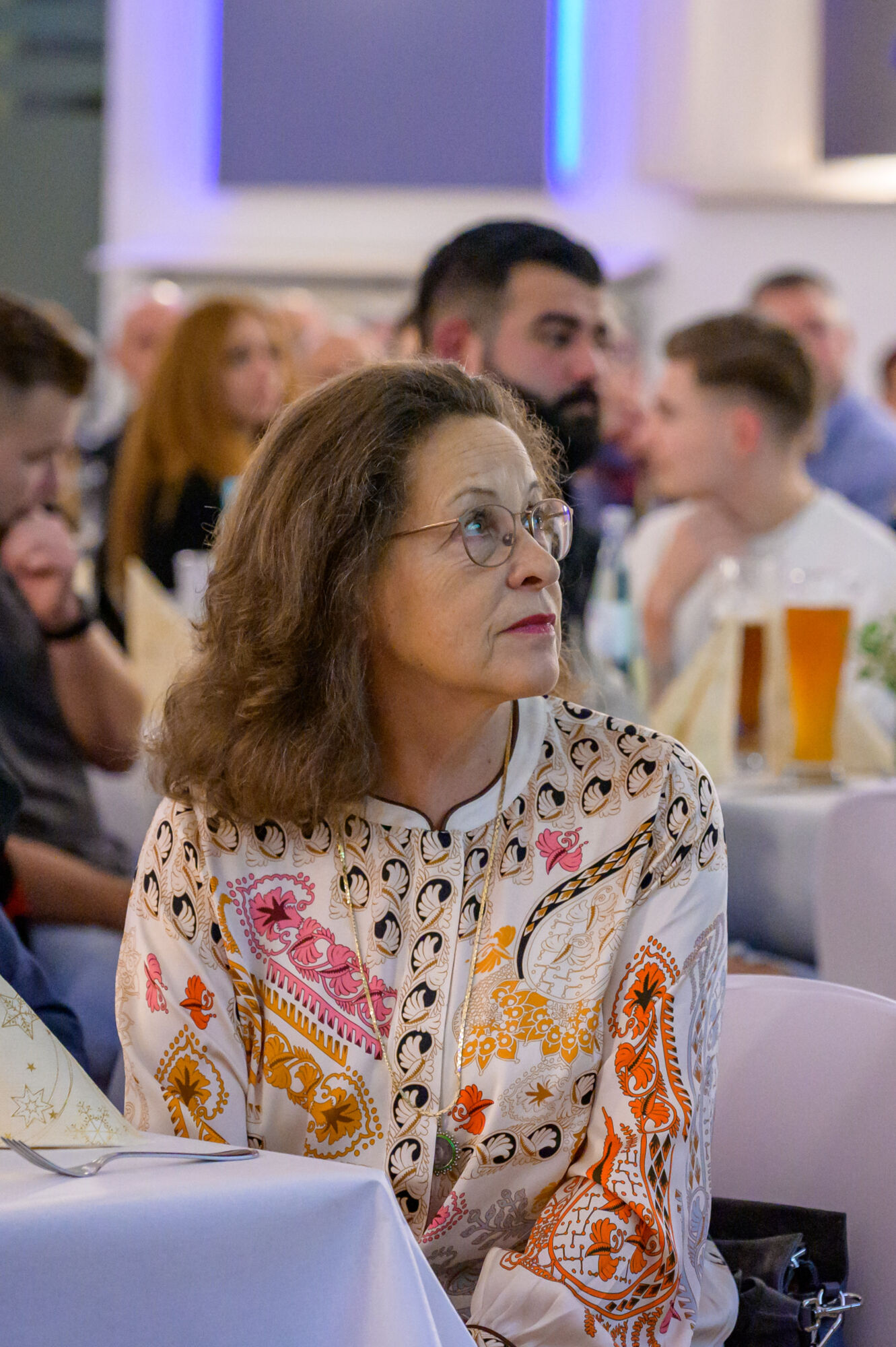 Frau hört aufmerksam zu