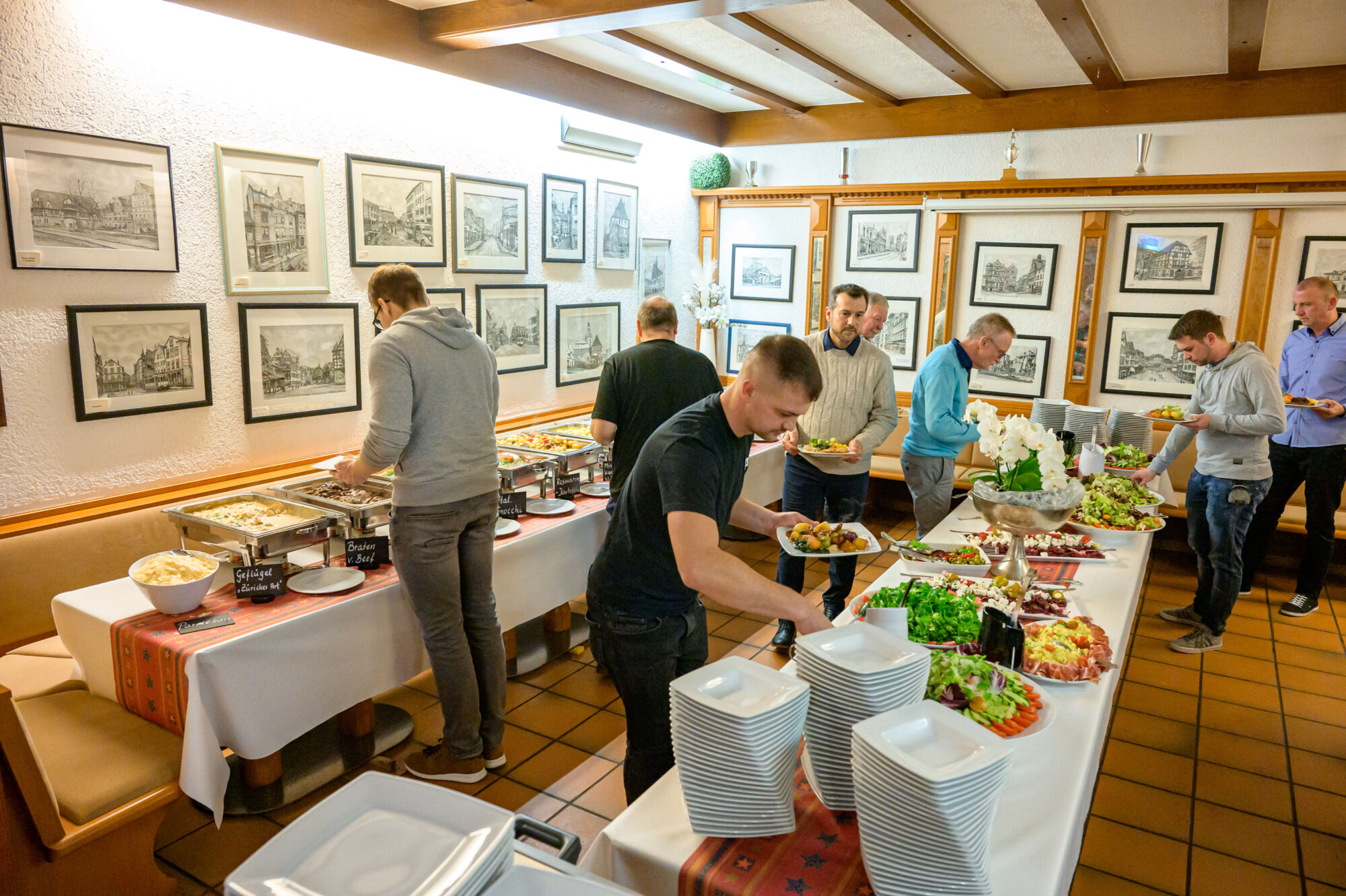 Mitarbeiter am Buffet