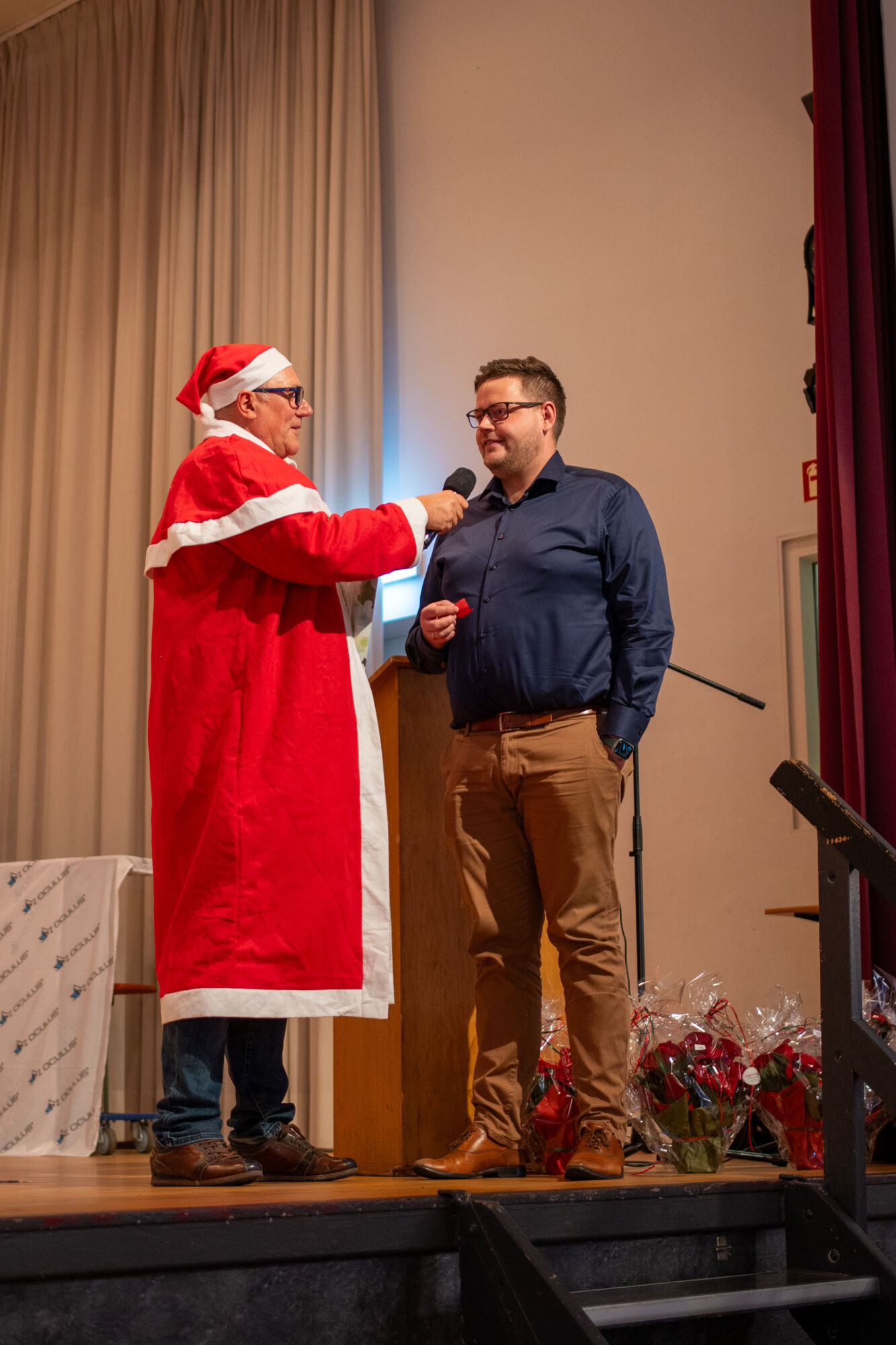 Der Weihnachtsmann und Mitarbeiter auf Bühne