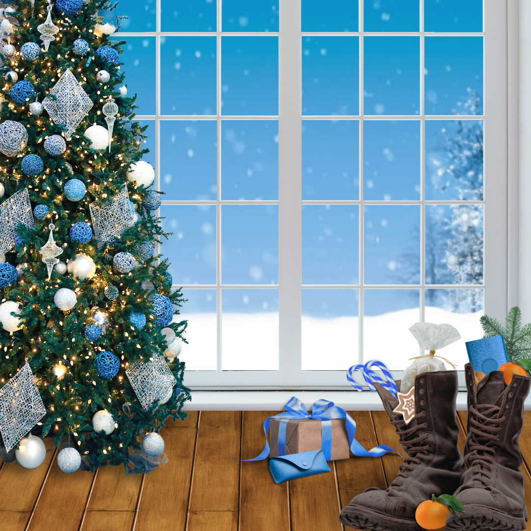 geschmückter Weihnachtsbaum und gefüllter Nikolausstiefel vor verschneitem Fenster