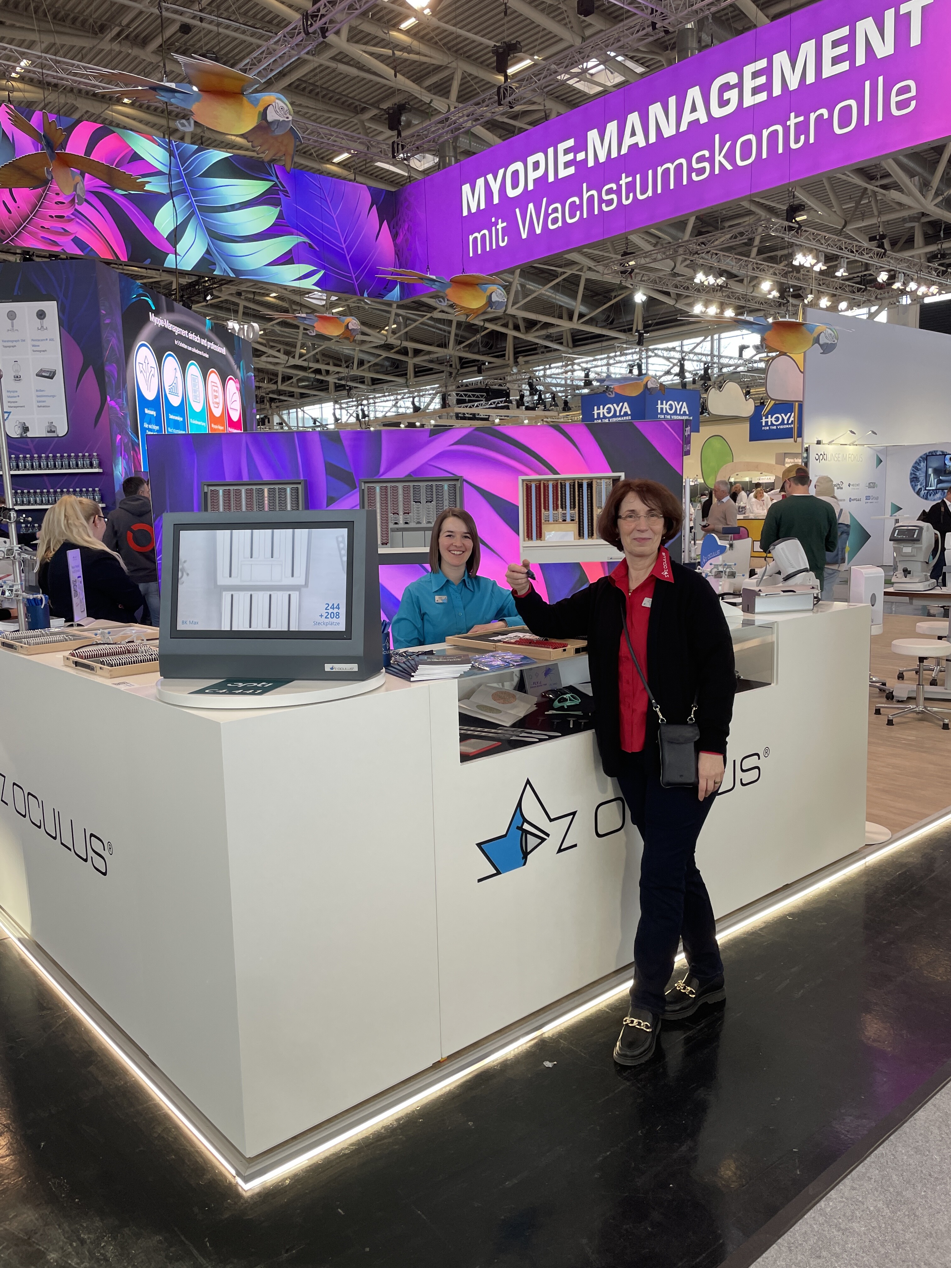 Produktmanagerin Megan Schoch mit Jutta Paulus vom Vertrieb freuen sich auf gute Gespräche mit den Besuchern