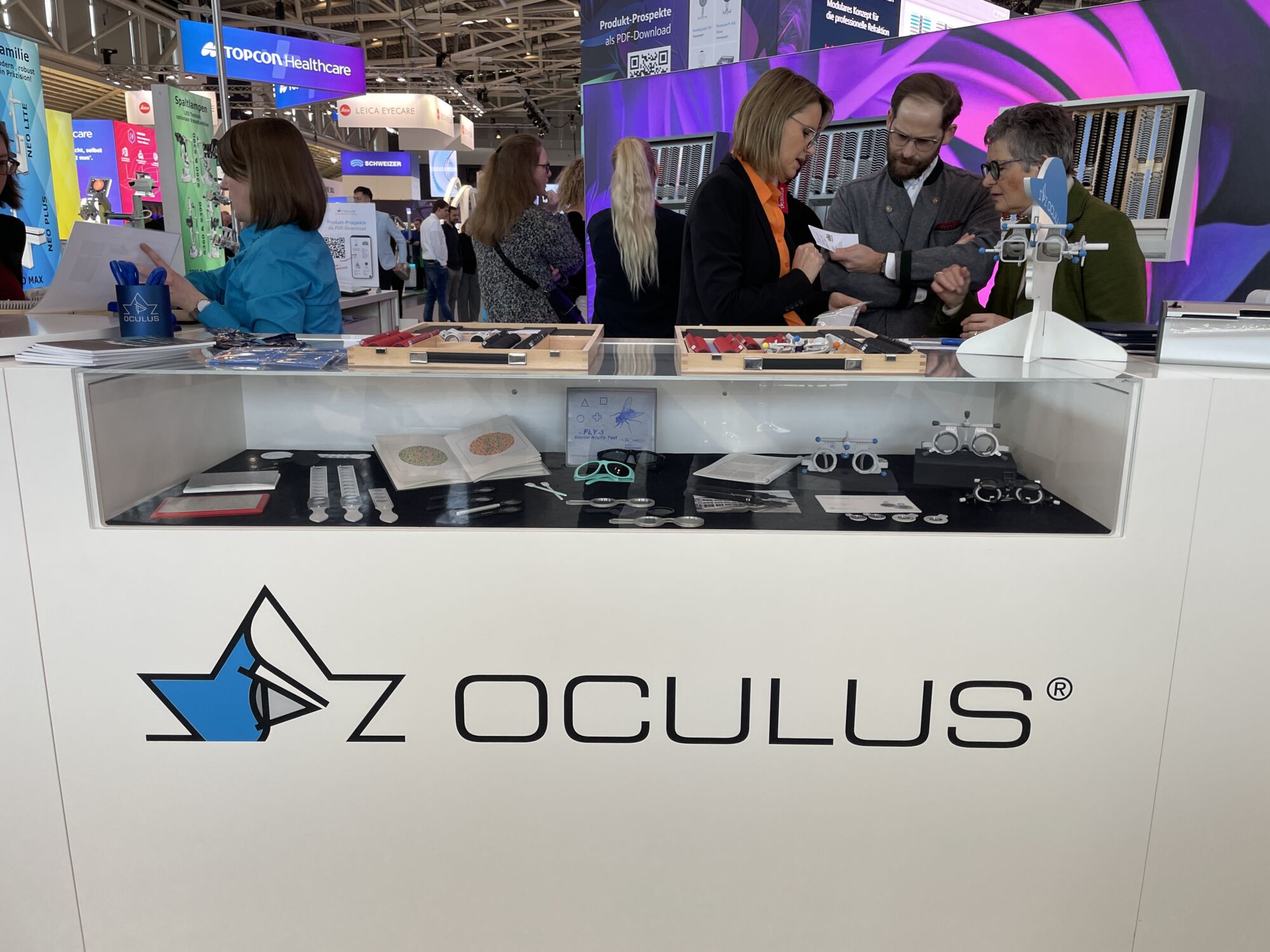 Die neuen modularen OCULUS Brillenbestimmungskästen und die Messbrillen wecken großes Interesse OCULUS Stand mit OCULUS Brillenbestimmungskästen und Messbrillen in der Auslage