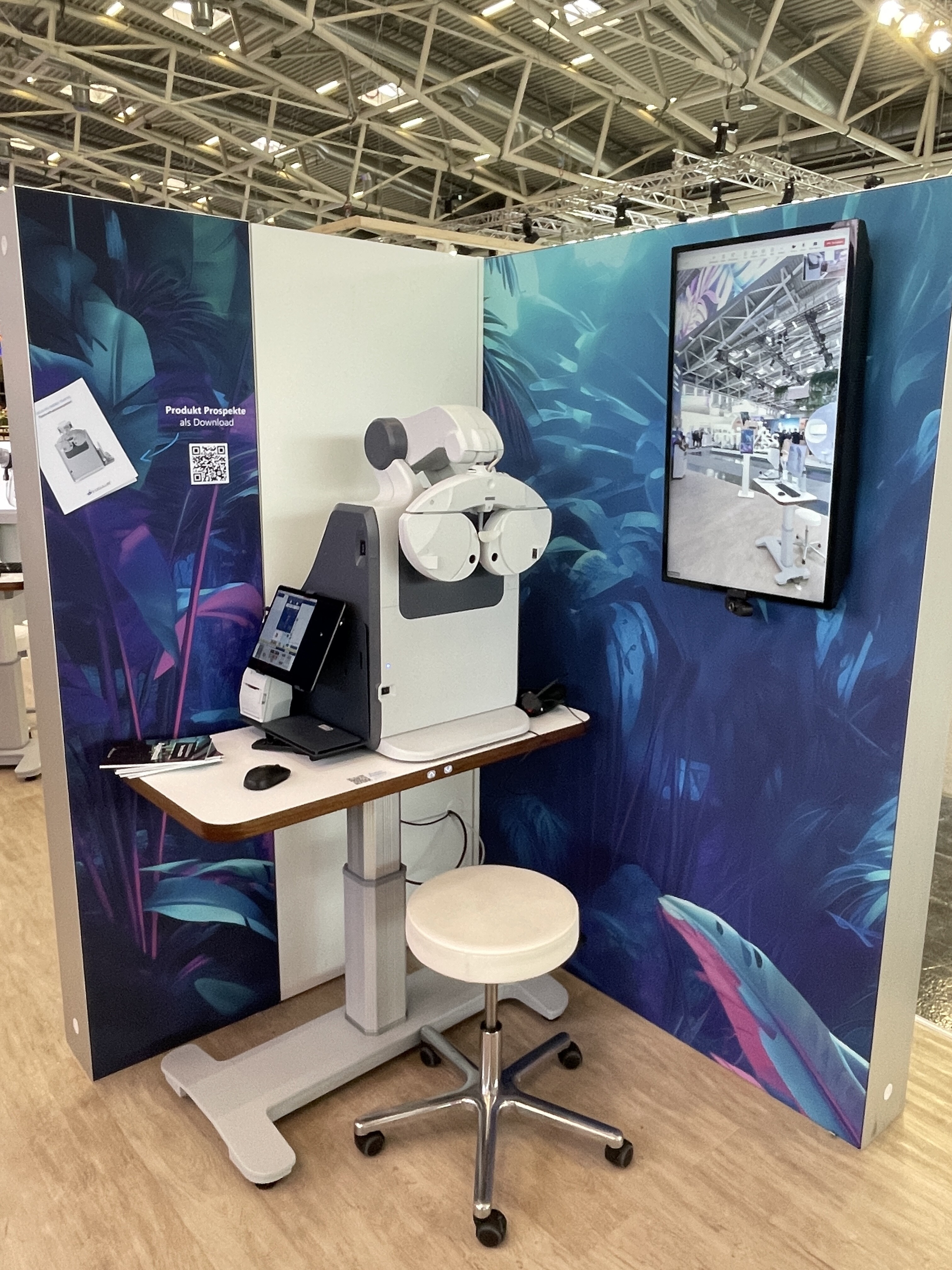 Es ist vollbracht: Das OCULUS/NIDEK TS-610 steht zur Demonstration der Remote-Refraktion bereit OCULUS/NIDEK TS-610 am OCULUS Stand